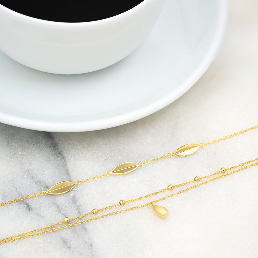 Nordahl Jewellery - LEAVE52 forgyldt sterlingsølv blad armbånd vist sammen med øvrige smykker fra serien