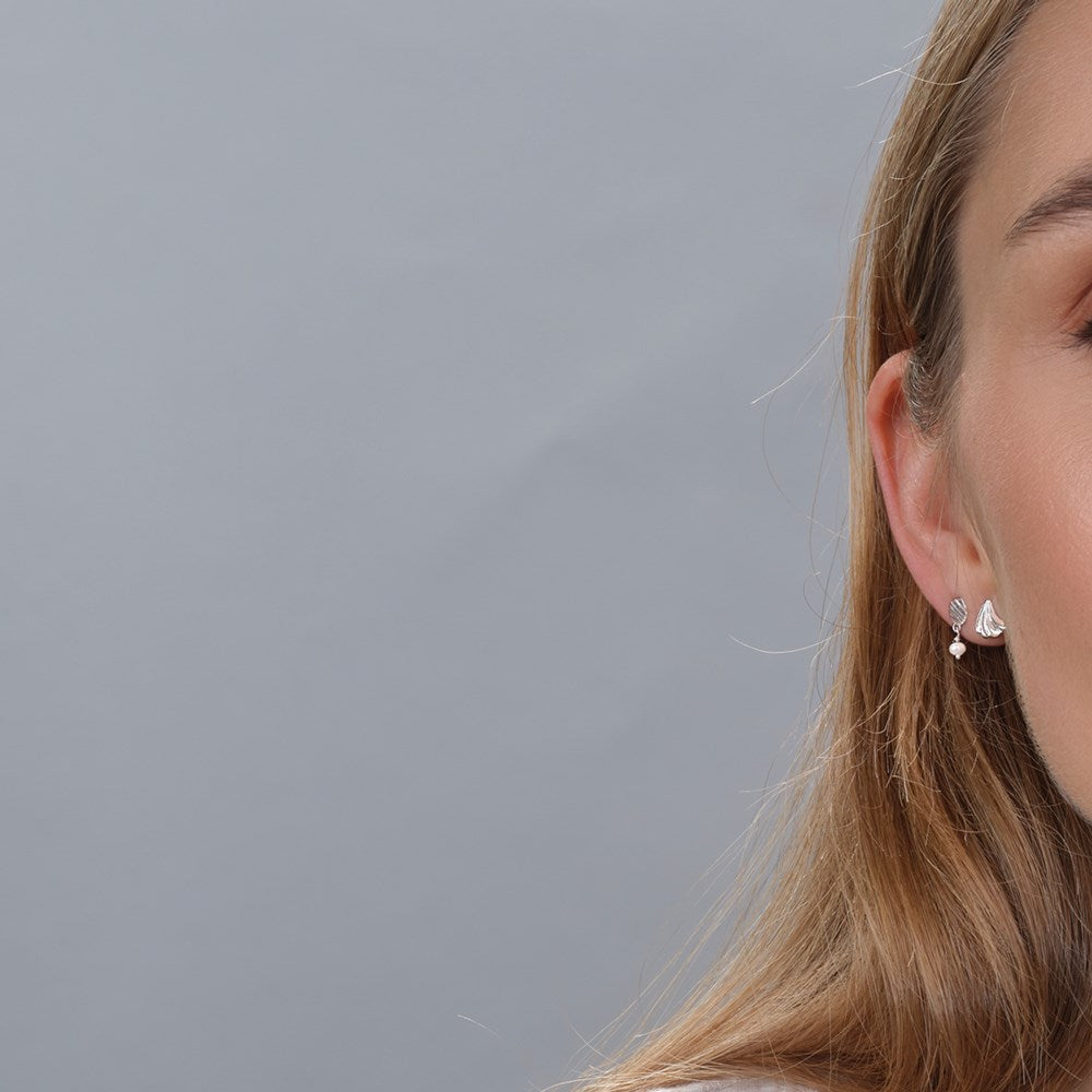 Nordahl Jewellery - Ørestikkere i sølv RIPPLES52 båret af model