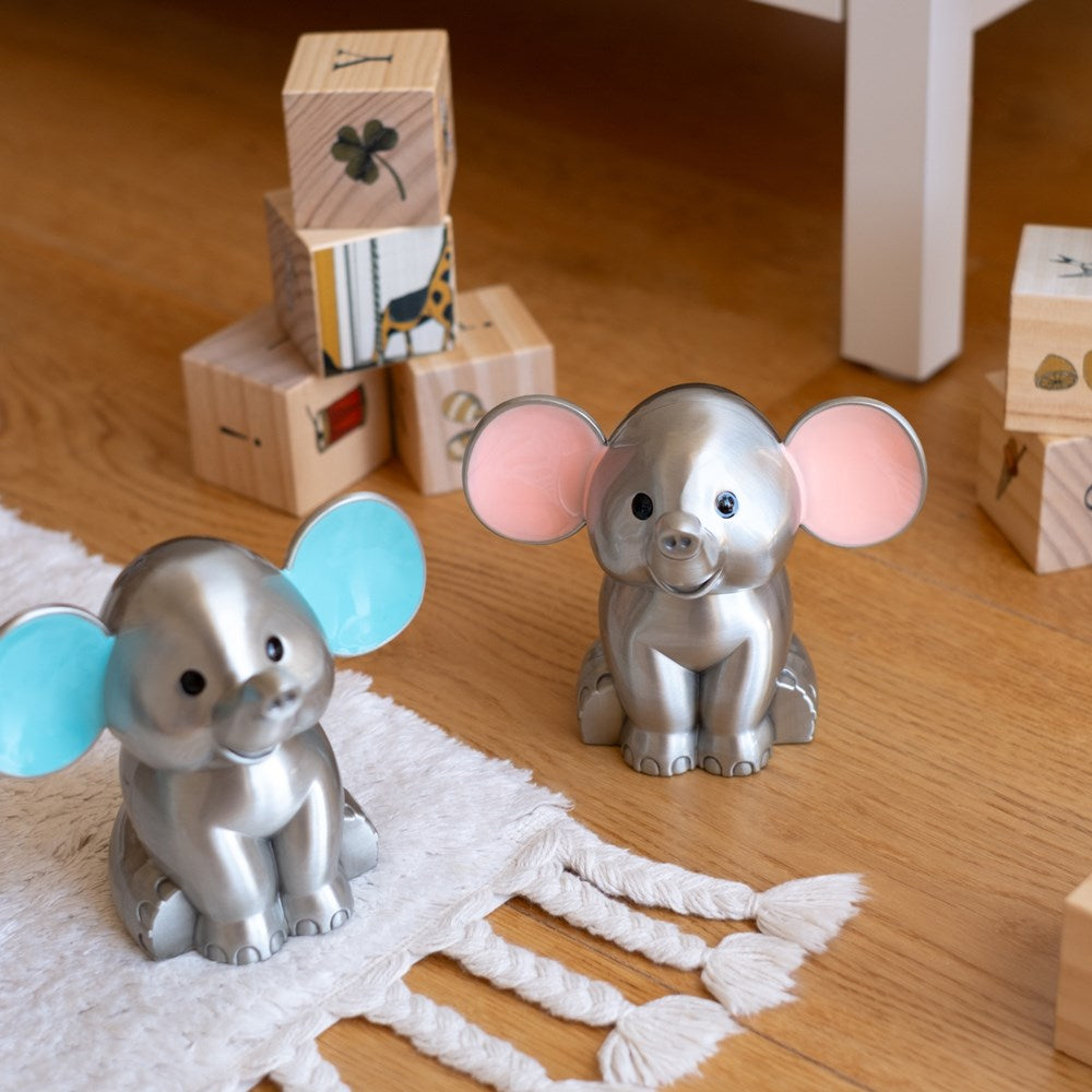NOA Kids - Sparebøsse m. elefant m. pink ører (fortinnet) vist sammen med øvrige smykker fra serien