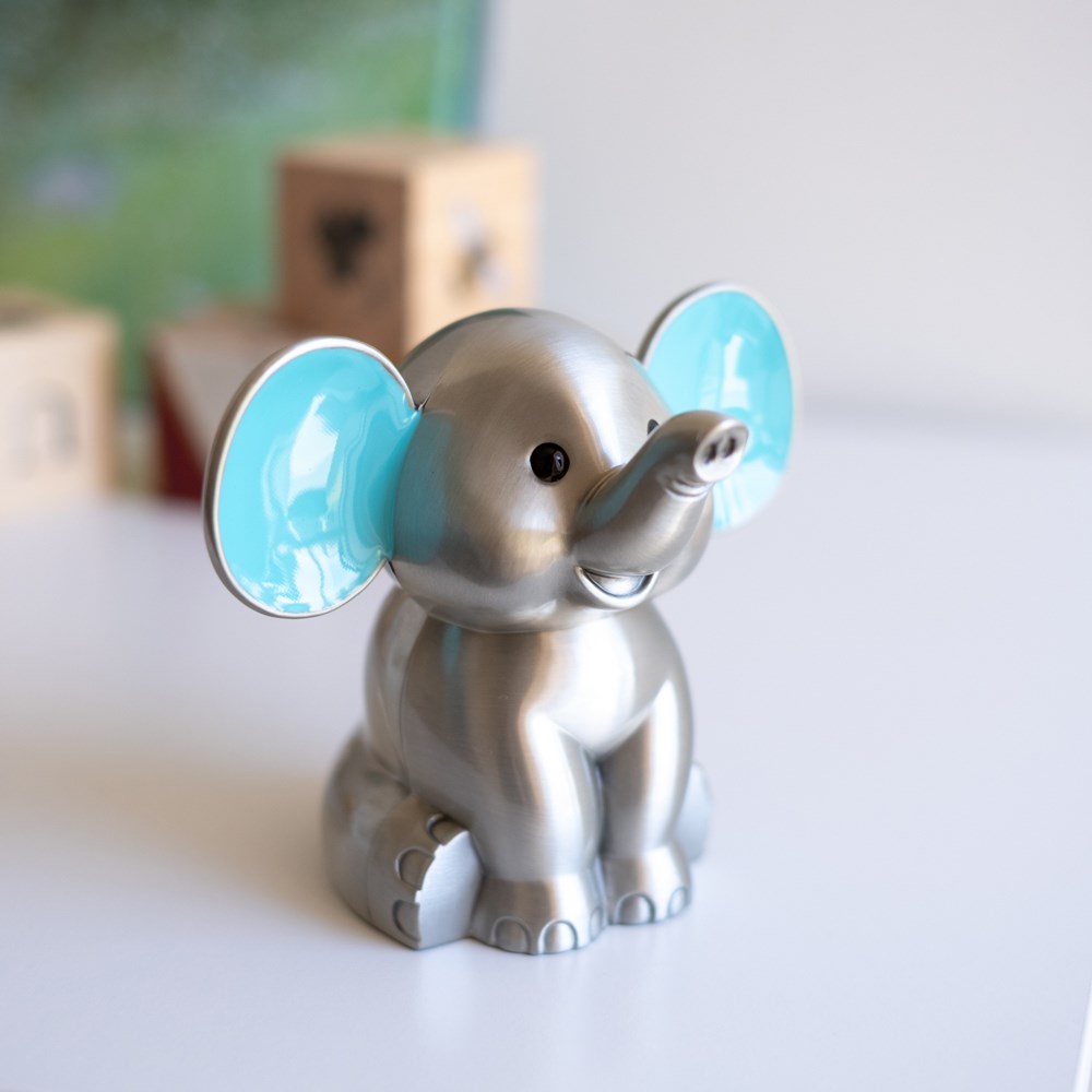 NOA Kids - Sparebøsse m. elefant m. blå ører (fortinnet) vist i stilleben