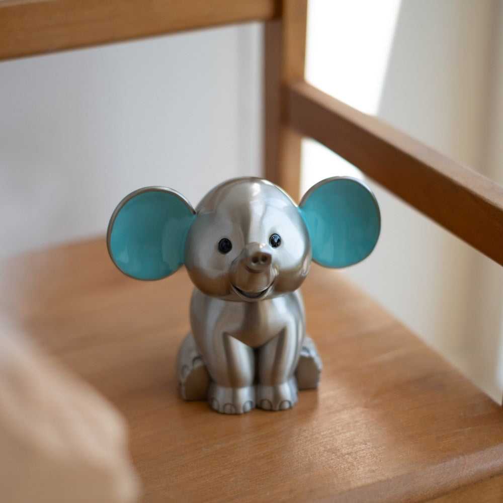 NOA Kids - Sparebøsse m. elefant m. blå ører (fortinnet) fotograferet i opsætning