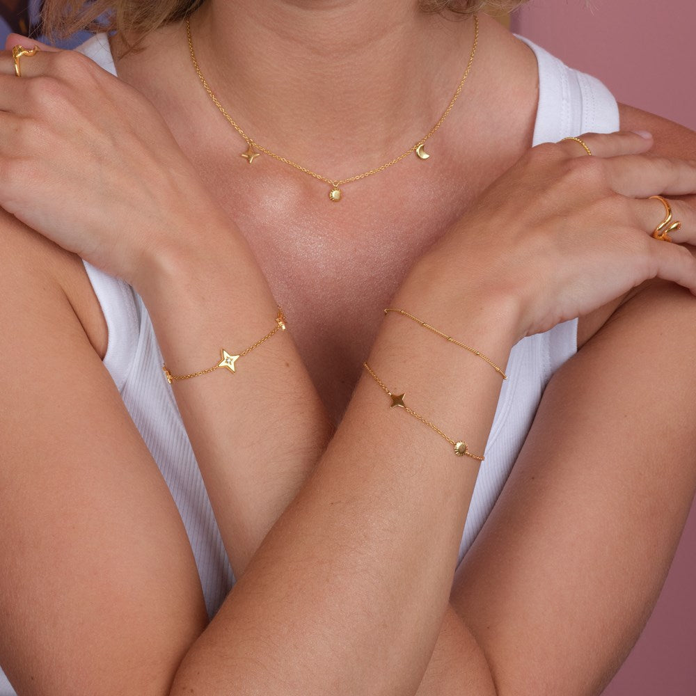 Nordahl Jewellery - UNIVERSE52 rhodineret sølv halskæde m. symboler båret af model