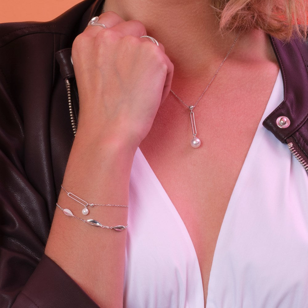 Nordahl Jewellery - LEAVE52 rhodineret sterlingsølv blad armbånd på model i detaljebillede