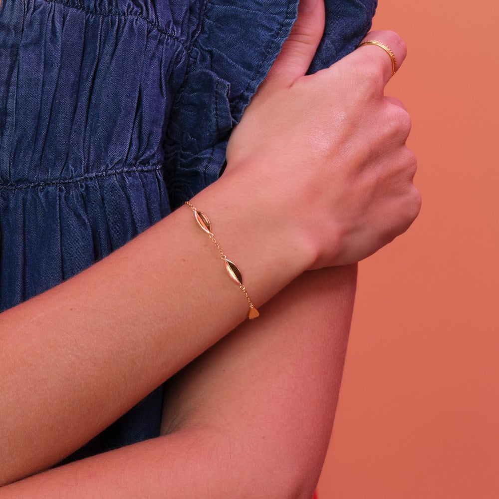Nordahl Jewellery - LEAVE52 rhodineret sterlingsølv blad armbånd båret af model i nærbillede