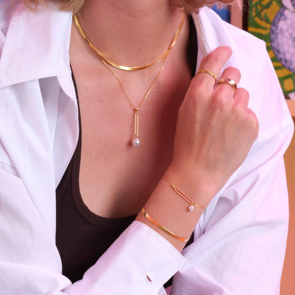 Nordahl Jewellery - FLAT52 forgyldt sølv armbånd vist på model