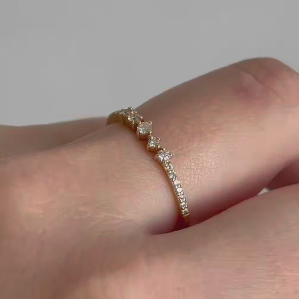 Nuran Noelle ring i 14 kt. guld med diamanter – nærbillede af fatning