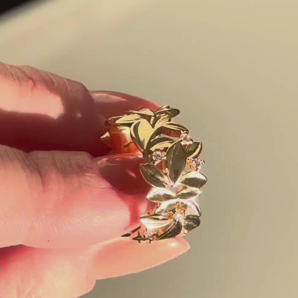 Mads Z Olive Love ring i 14 karat guld med diamanter – set fra siden