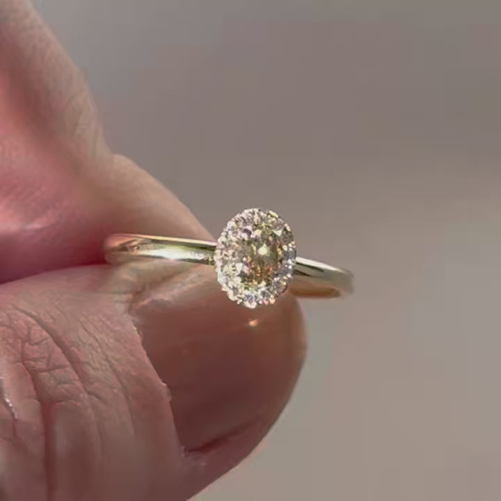 Nuran diamantring i 14 kt guld med champagnediamant – set fra siden