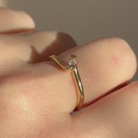 Aagaard True Love ring i 14 karat guld med diamant – set fra siden