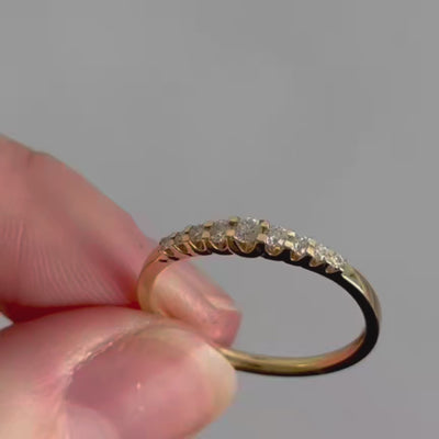 Nuran Empire diamantring i 14 kt guld med 9 brillanter – set fra siden