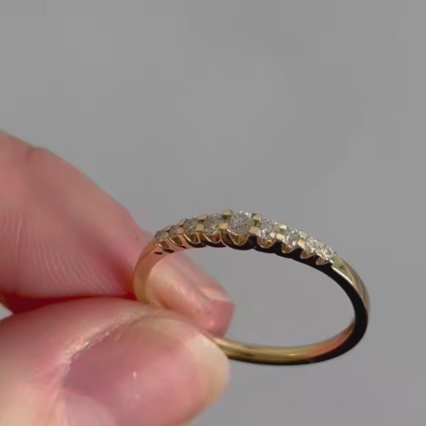 Nuran Empire diamantring i 14 kt guld med 9 brillanter – set fra siden