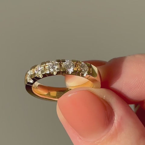 Scrouples Grace alliancering i 14 kt guld med fem diamanter – set fra siden