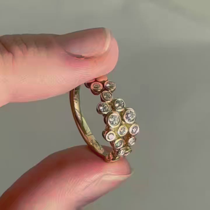 Nuran Bubbles ring i 14 kt guld med diamanter – set fra siden