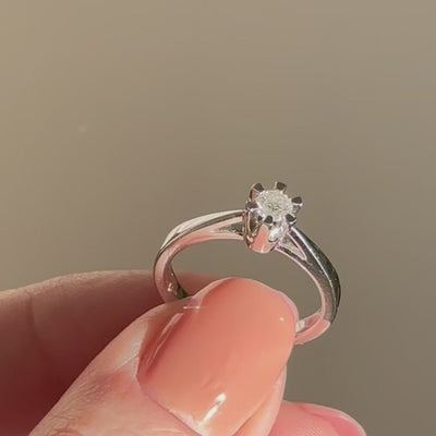 Scrouples prinsessering i 14 kt hvidguld med diamant – set fra siden