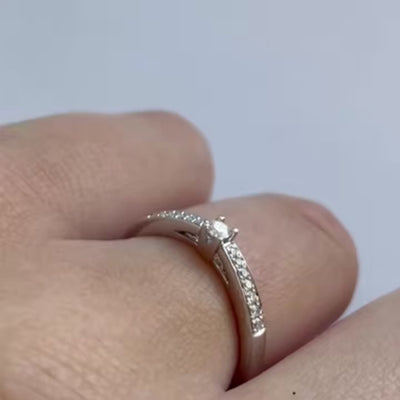 Nuran Bella hvidguldring i 14 kt. med 15 diamanter, set fra siden