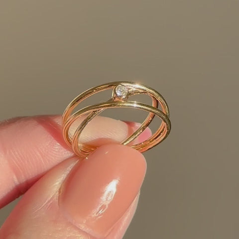 Mads Z Diamond nest ring i 14 karat guld med brillant – set fra siden