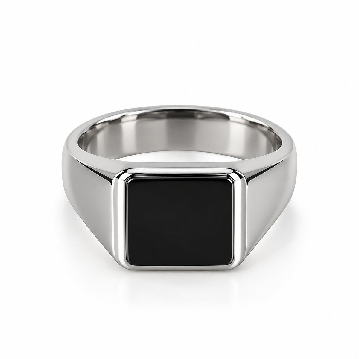 Eleganter Ricos Siegelring aus Edelstahl mit quadratischem, schwarzem Onyx in 10 x 10 mm auf weißem Hintergrund
