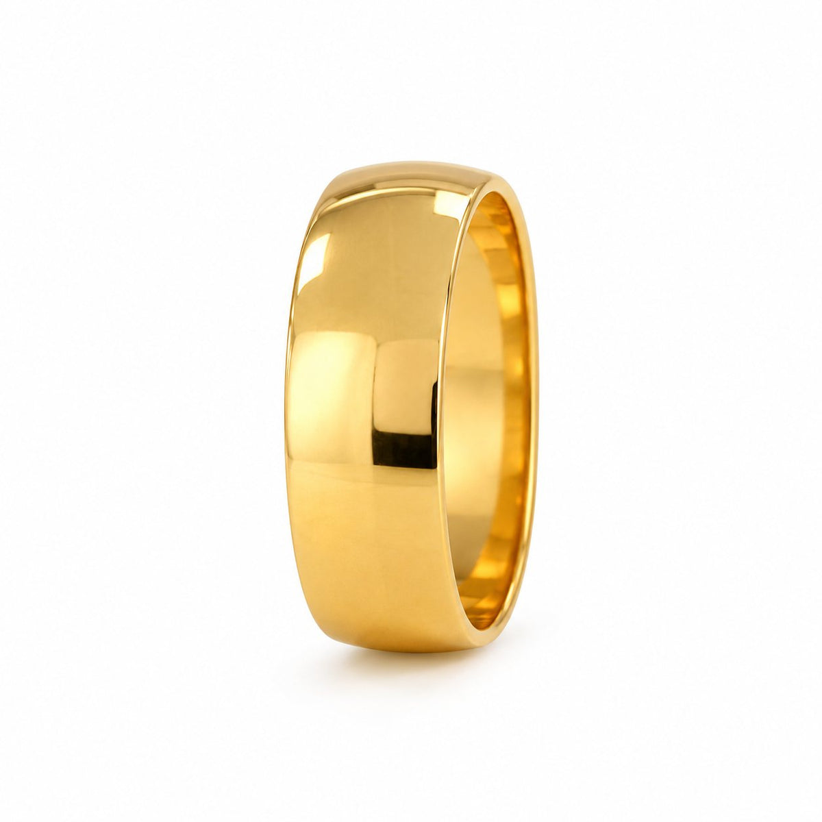 Ricos eleganter, glatter Ring aus 8 mm vergoldetem Stahl mit abgerundetem Profil auf weißem Hintergrund