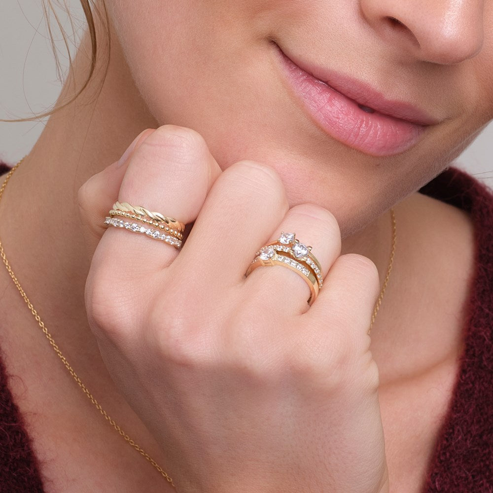 Siersbøl - 8 kt. guld ring med zirkoner båret af model