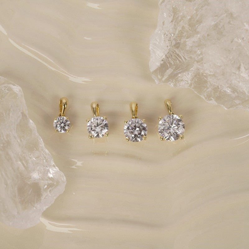 Siersbøl Luxury vedhæng i 14 karat guld med rund lab grown diamant i 4 grabber