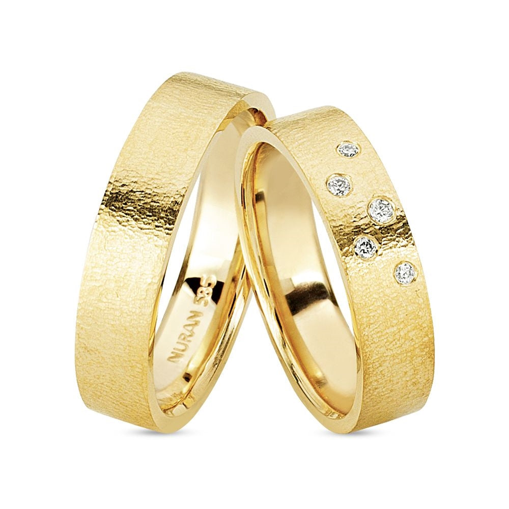 Nuran vielsesringe i 8-14 kt guld med fem brillanter i zigzag design