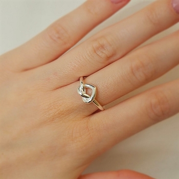Tied Heart Ring in Silber von Jane Kønig