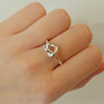 Tied Heart Ring in Silber von Jane Kønig