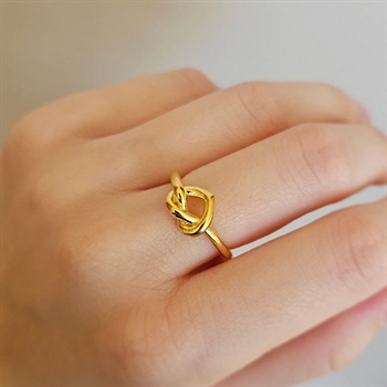 Tied Heart Ring in vergoldetem Silber von Jane Kønig