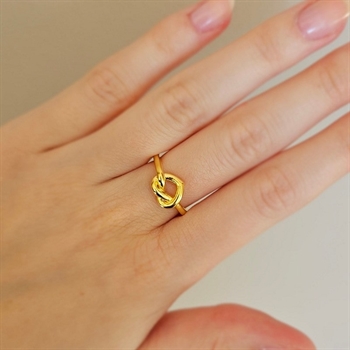 Tied Heart Ring in vergoldetem Silber von Jane Kønig