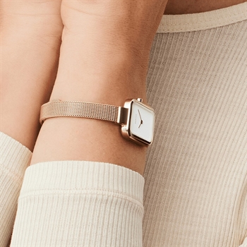 Geschenkset von BERING vereint eine klassische Damenuhr mit einem stilvollen Armband