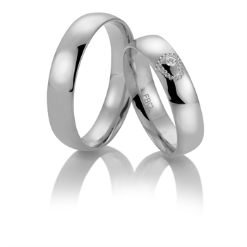 Breuning Trauringe in 9-14 kt Weißgold mit graviertem Herz und 0,025 ct Brillant im Damenring.