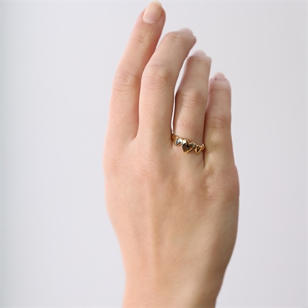 Christina Collect Ring aus vergoldetem Silber, designt mit drei Herzen