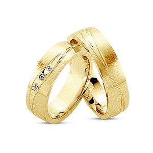 Trauringe in 8-14 kt Gold von Nuran mit graviertem Muster und 3 Diamanten im Damenring