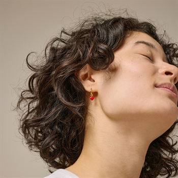 Amore Hoops von ENAMEL Copenhagen am Modell