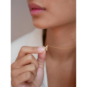 Modellbild 1: Enamel - My Name, My Story Halskette mit Buchstabe in vergoldete silber
