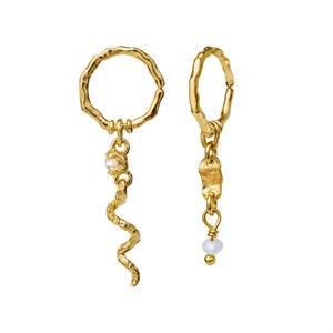 Evelyn Ohrringe in vergoldetem Silber mit Regenbogenmondstein und Süßwasserperlen von Maanesten