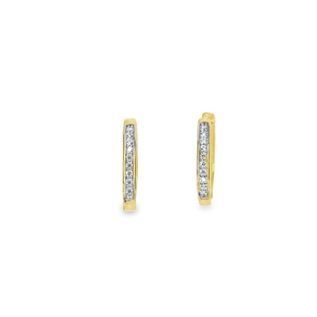 Die eleganten Hoops aus 8 Karat Gold mit zirkonia