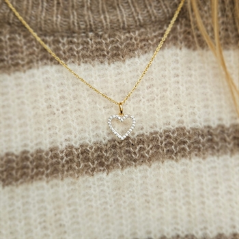 Herzanhänger in 8 kt Gold mit eleganter Kette am Modell