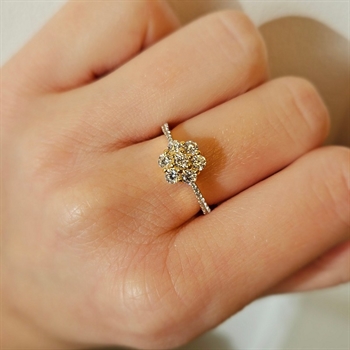 8 kt Goldring mit zirkonia Blume und Steinen auf der Ringschiene 2