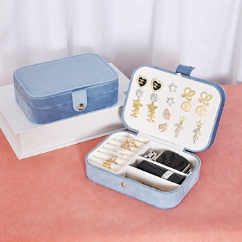 Dieses Schmuckkästchen aus babyblauem Velours ist eine praktische Lösung