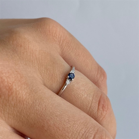 Petit - Ring mit blauem Saphir aus 14 kt. Weißgold | R1110