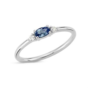 Petit oval - Ring mit blauem Saphir aus 14 kt. Weißgold | R1111