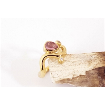 Der Ring besteht aus einem zarten rosa Topas