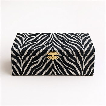 Großes Pico Schmuckkästchen in black zebra mit rosa mattem Satinfutter.