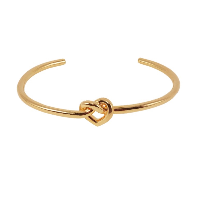 Jane Kønig Tied Heart Armreif in Vergoldet Silber.