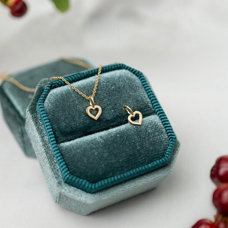 Dieser feine Herzanhänger von NURAN in 14 Karat