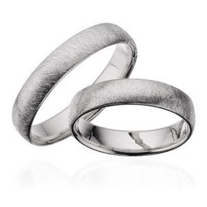 Mattierte, gebogene, silberne Ringe - 4,5 mm breit. Mit oder ohne Brillant