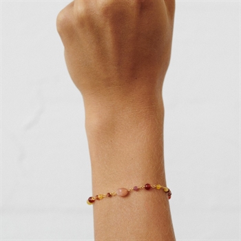 Golden Fields armband von Pernille Corydon auf Modell