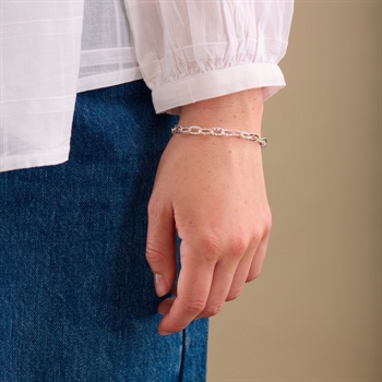 Ines armband in silber von Pernille Corydon auf Modell