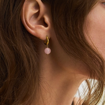 Blush Ohrringe in vergoldetem Silber von Pernille Corydon am Modell